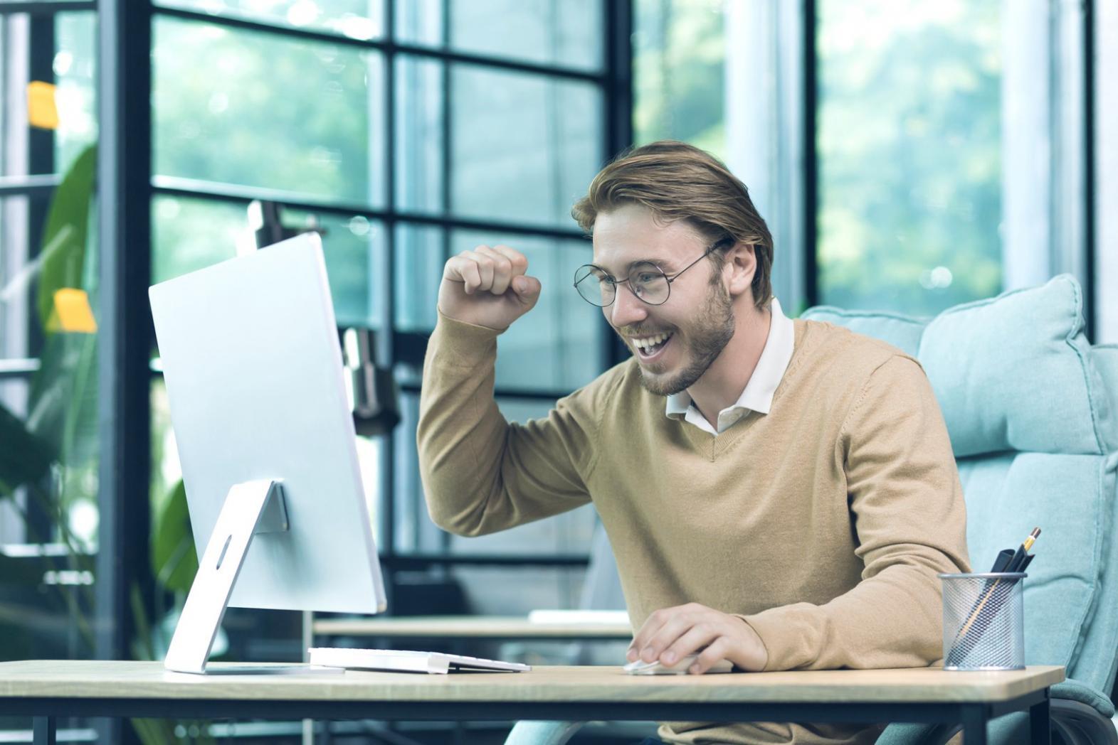 Professionelle Arbeitsumgebung mit mehreren Bildschirmen zeigt Echtzeitdaten und Finanzanalysen