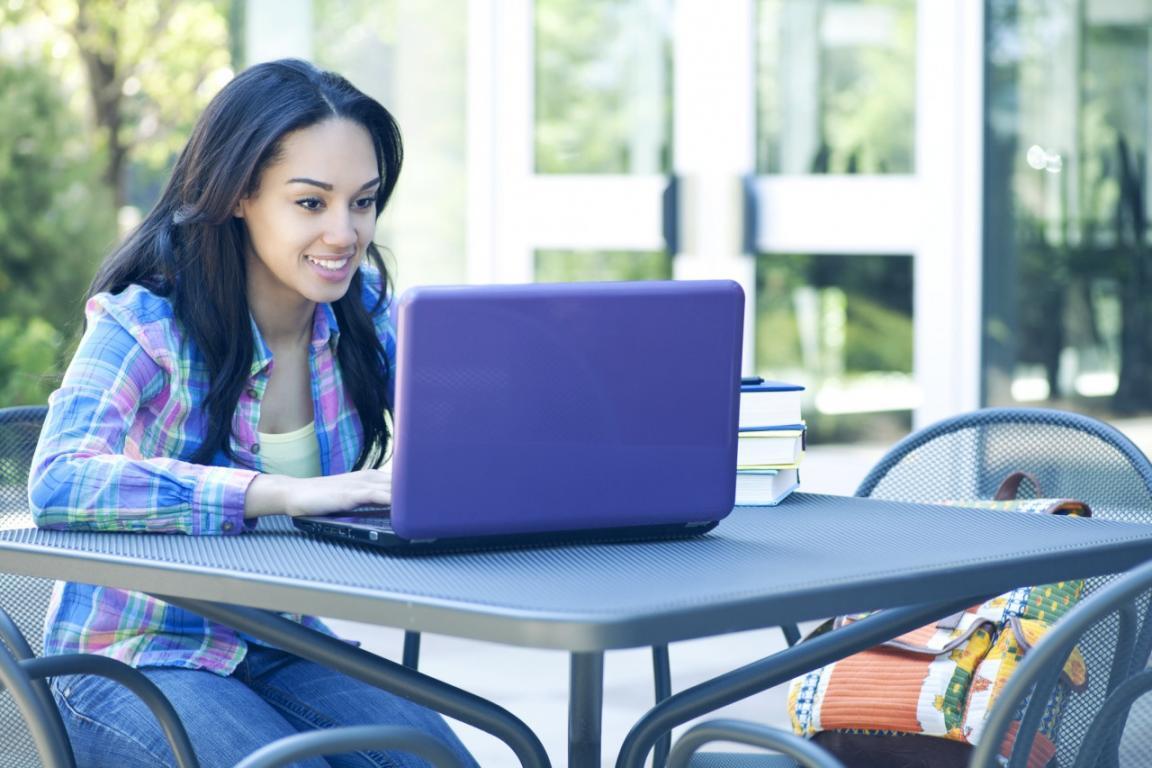 Moderne Arbeitsumgebung mit Computer und Tablet für flexibles Lernen